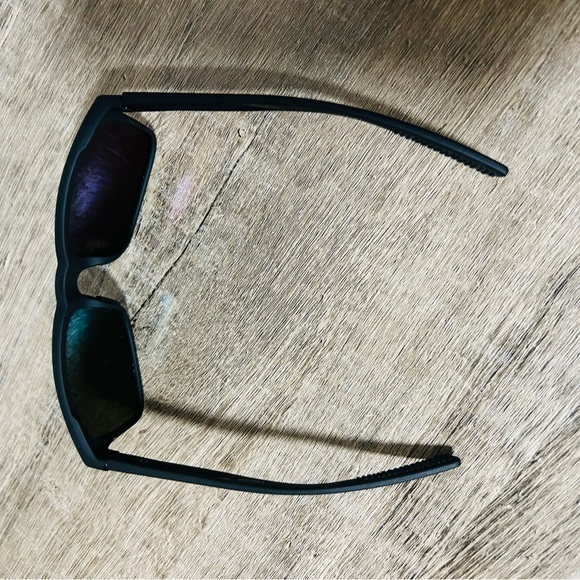 Roka Braker

Black and Gold Sunglasses with Rectangular Frame and Vibrant Lenses - Picture 3 of 5